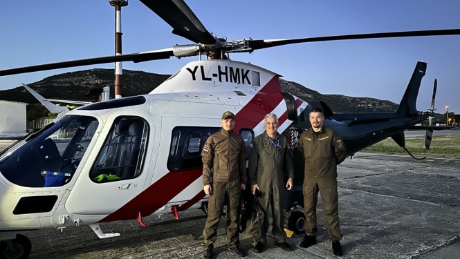 FOTO: VRS helikopters ar apkalpi