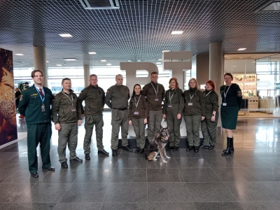 FOTO: Lietuvas kinologi Rīgas lidostā