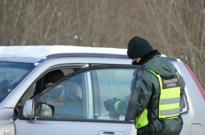 FOTO: Robežsargs veic imigrācijas kontroli