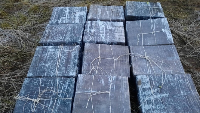 Robežsargi no Daugavas ”izzvejo” cigarešu plostu