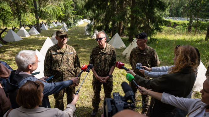 FOTO: VRS priekšnieks un Valsts prezidents apmeklē austrumu robežu