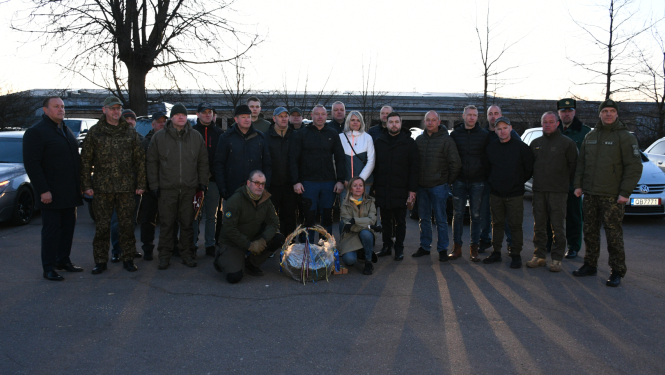 FOTO: Automašīnu konvojs uz Ukrainu