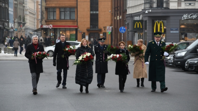 FOTO: VRS atjaunošanai veltītā ziedu nolikšanas ceremonija