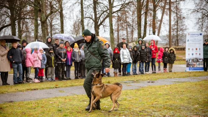 FOTO: Kinologs ar dienesta suni rāda paraugdemonstrējumus