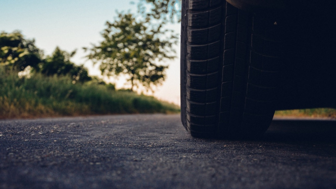 FOTO: Ceļš un auto riepa