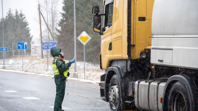 FOTO: Robežsargs pārbauda kravas auto šofera dokumentus