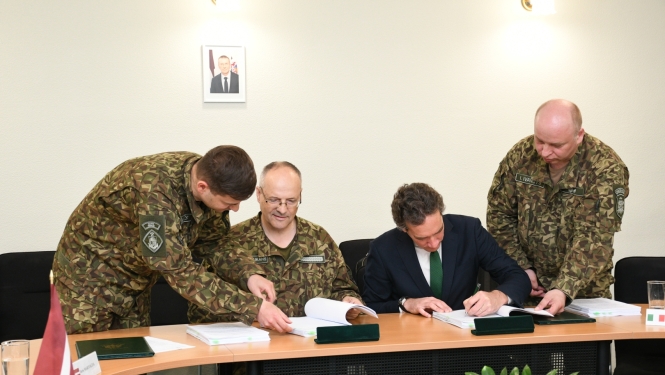 FOTO: Līguma parakstīšana