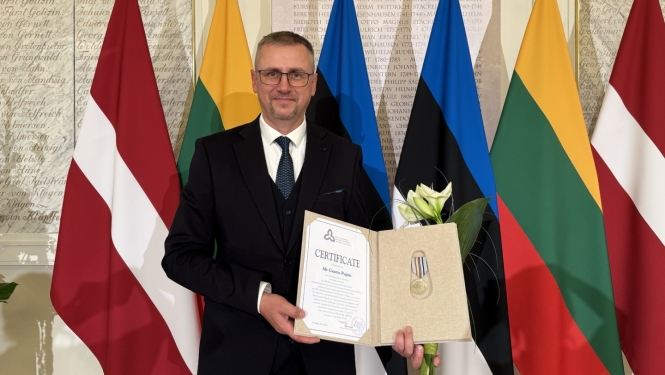FOTO: VRS priekšnieks ar apbalvojumu