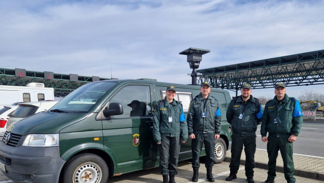 FOTO: VRS amatpersonas sniedz atbalstu Serbijas tiesībsargājošām iestādēm