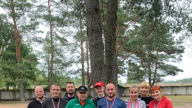 FOTO: Latvijas čempionāta lietišķajā šaušanā dalībnieku kopbilde
