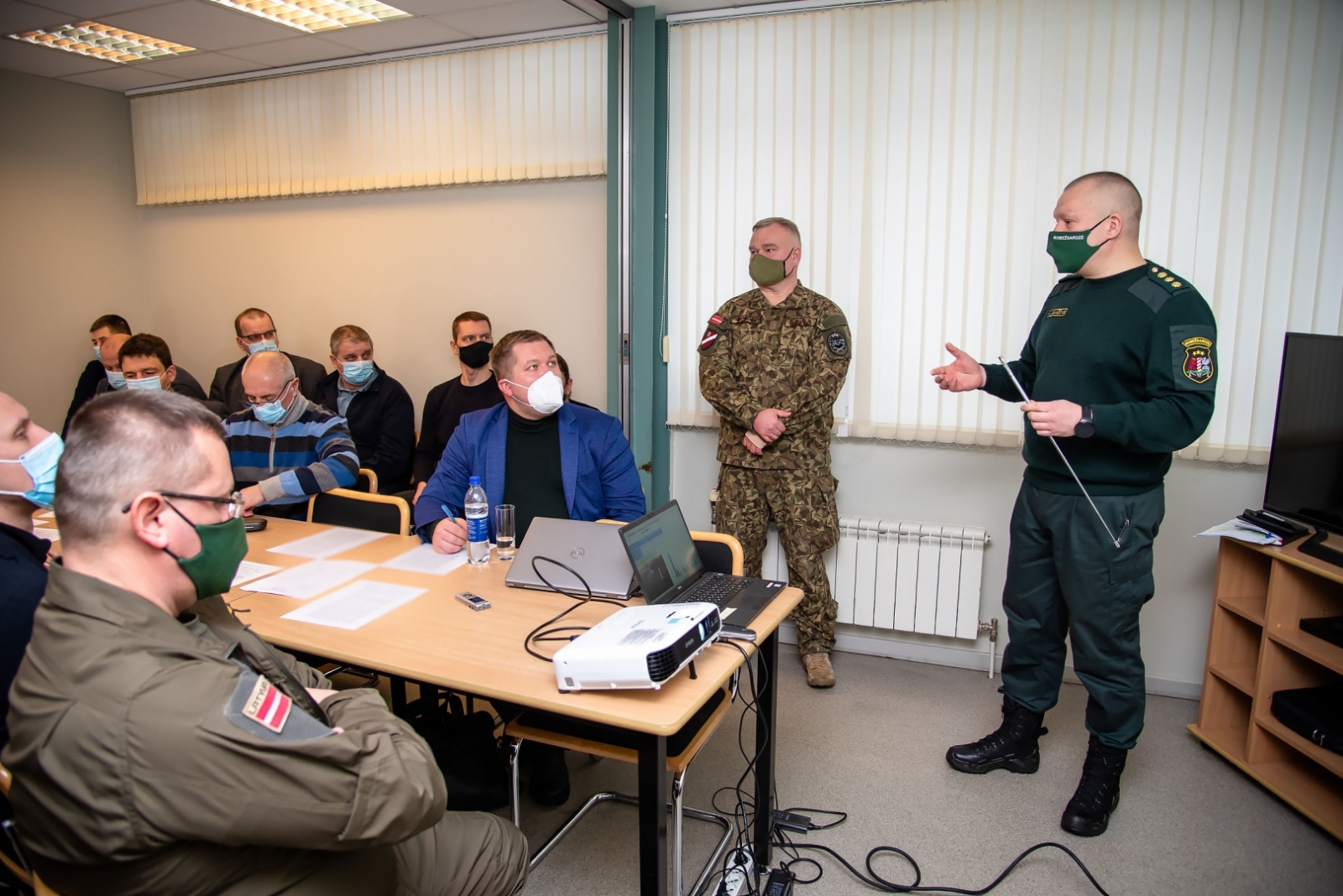 FOTO: Deputāti kopsēdē apmeklēja Latvijas-Baltkrievijas robežu