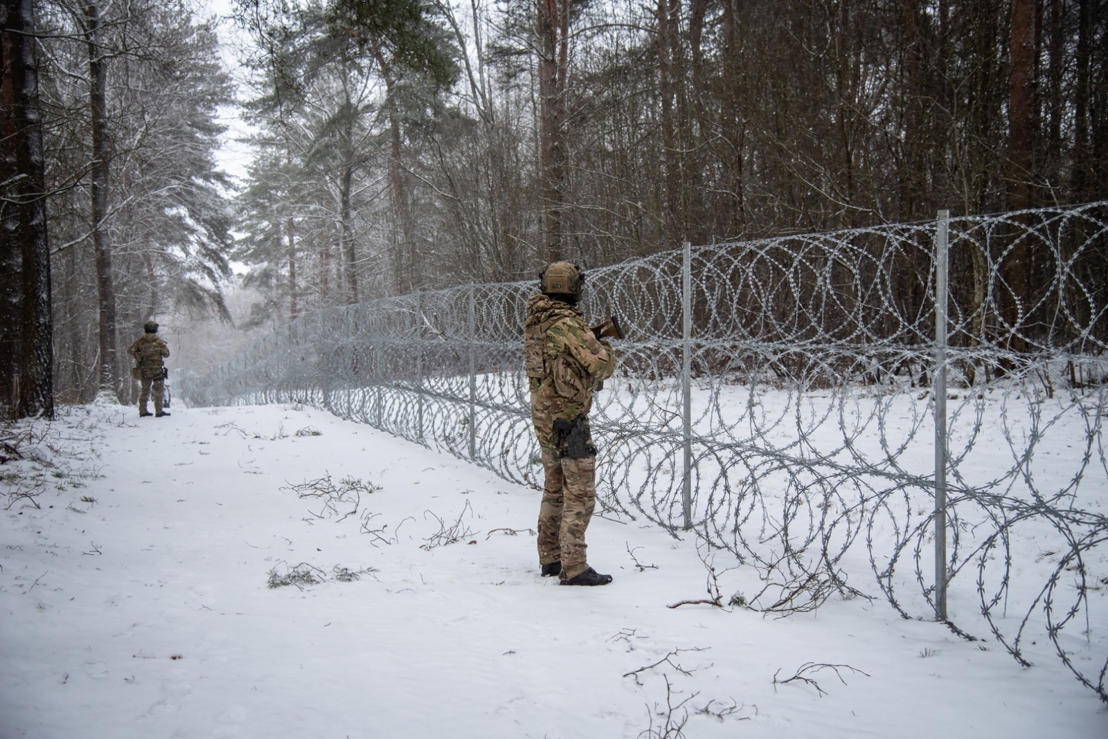 FOTO: Deputāti kopsēdē apmeklēja Latvijas-Baltkrievijas robežu
