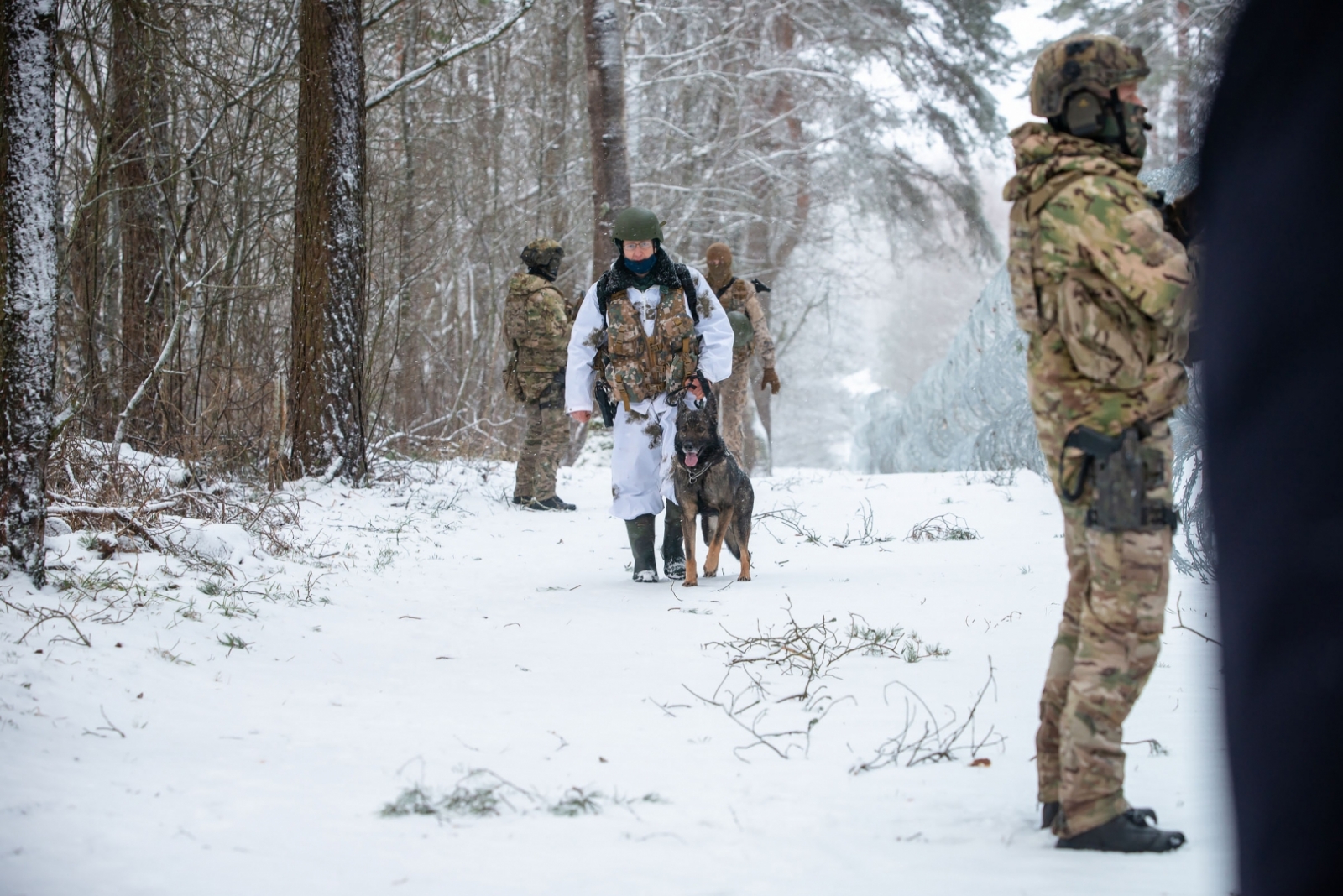 FOTO: Deputāti kopsēdē apmeklēja Latvijas-Baltkrievijas robežu