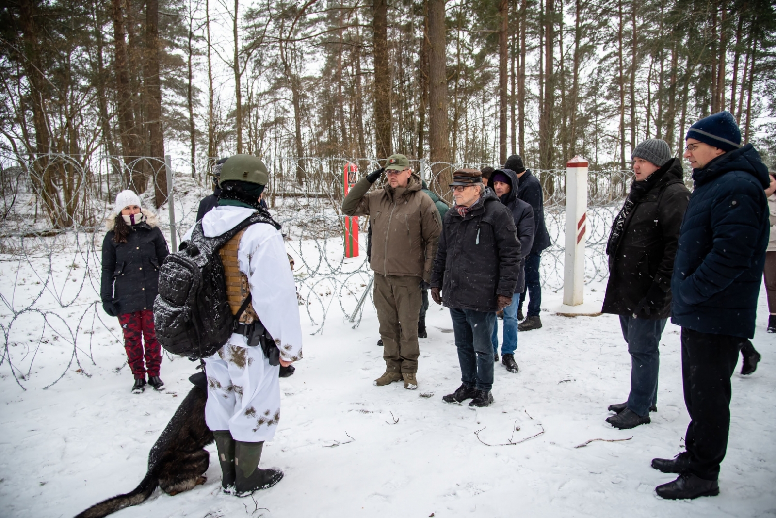 FOTO: Deputāti kopsēdē apmeklēja Latvijas-Baltkrievijas robežu