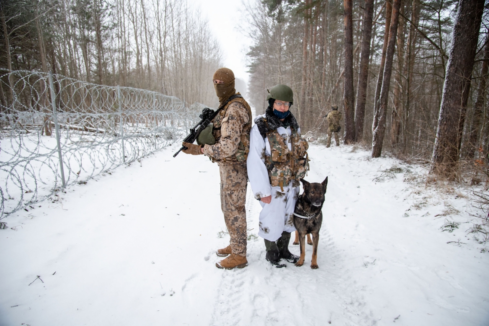 FOTO: Deputāti kopsēdē apmeklēja Latvijas-Baltkrievijas robežu