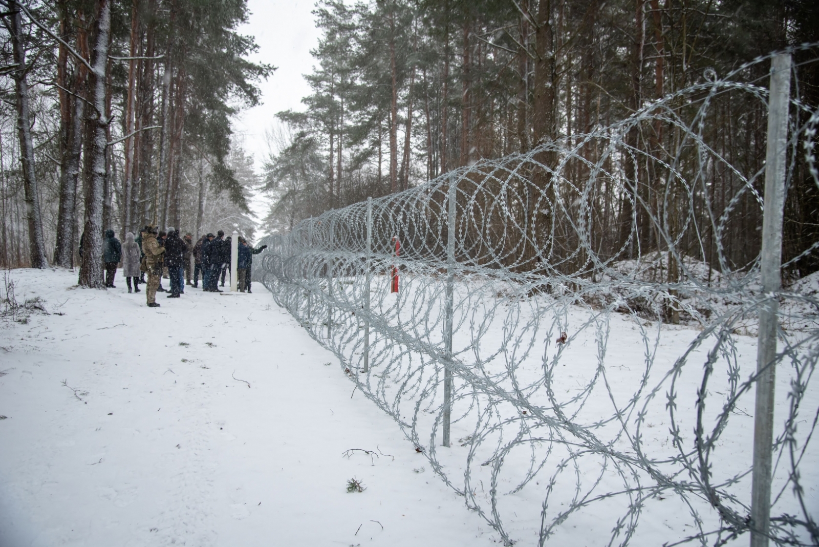 FOTO: Deputāti kopsēdē apmeklēja Latvijas-Baltkrievijas robežu