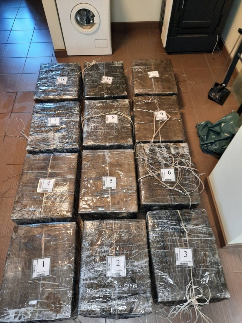 Robežsargi no Daugavas ”izzvejo” cigarešu plostu