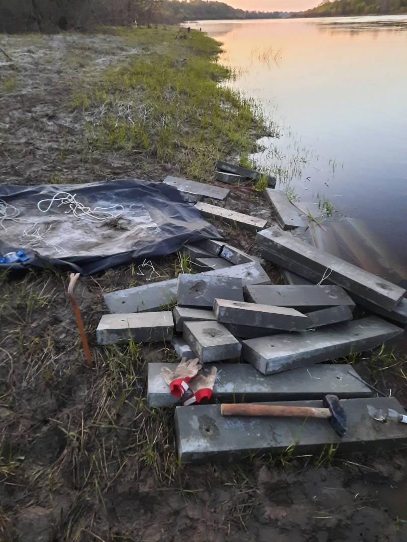 Robežsargi no Daugavas ”izzvejo” cigarešu plostu