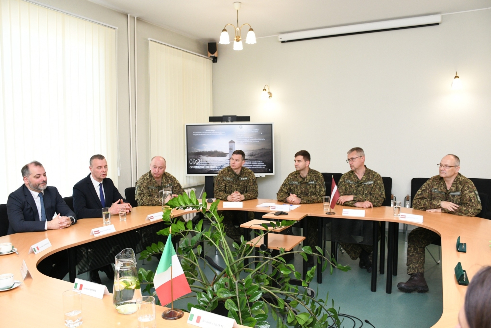 FOTO: Līguma parakstīšana
