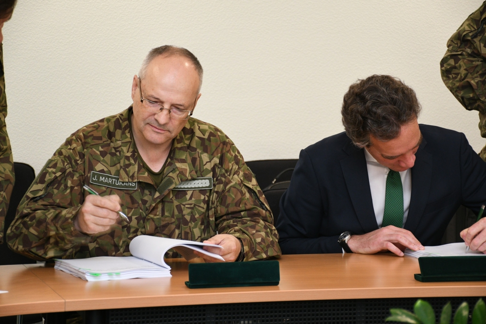 FOTO: Līguma parakstīšana