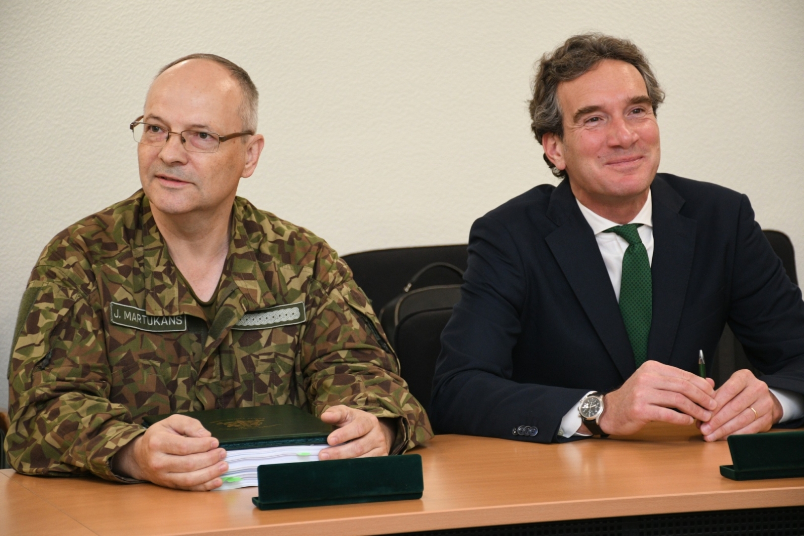 FOTO: Līguma parakstīšana