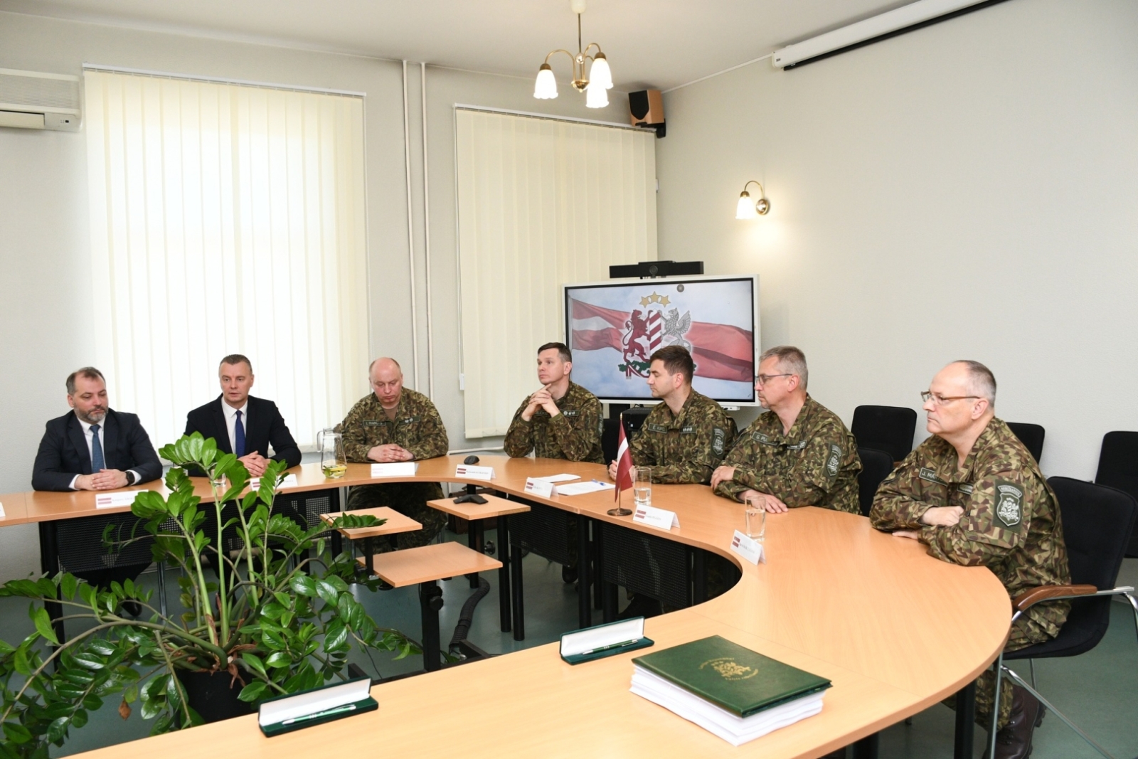 FOTO: Līguma parakstīšana