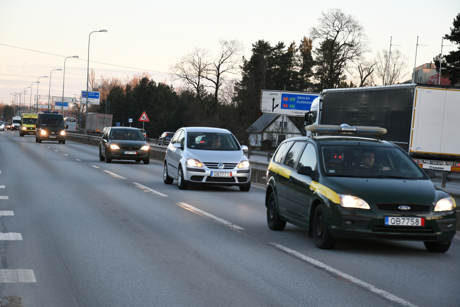 FOTO: Automašīnu konvojs uz Ukrainu
