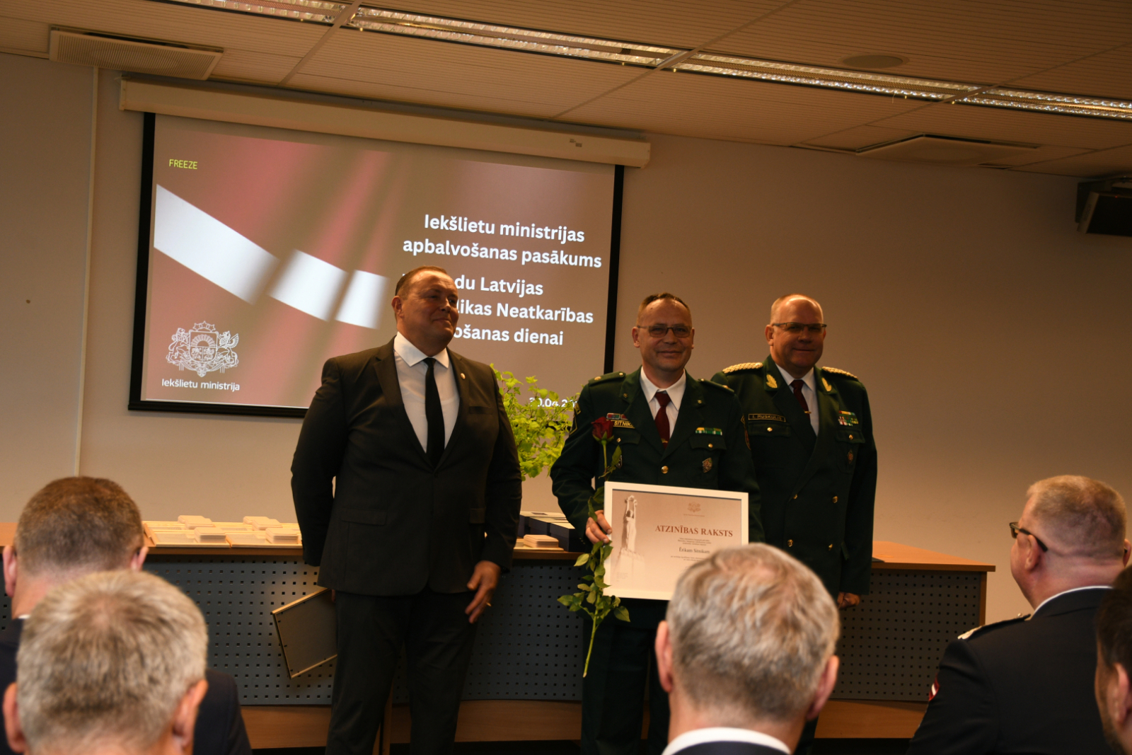 FOTO: Apbalvošana ministrijā