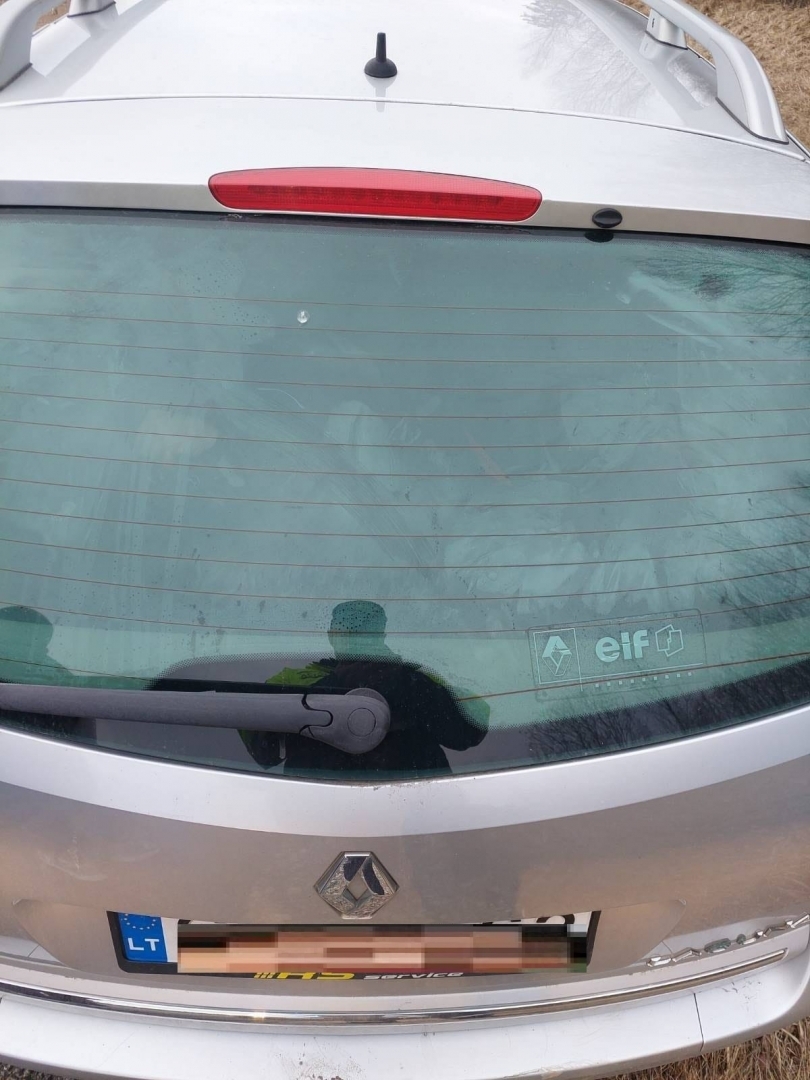 FOTO: Aizturētie migranti automašīnā