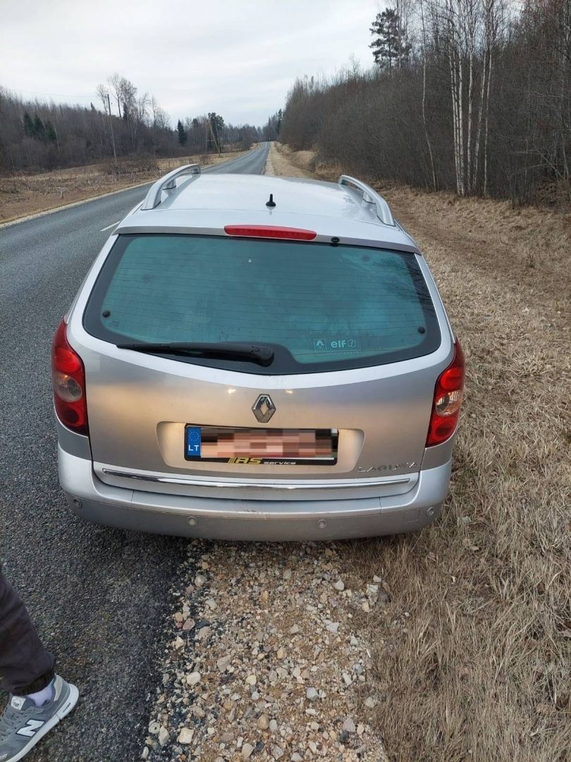 FOTO: Aizturētie migranti automašīnā
