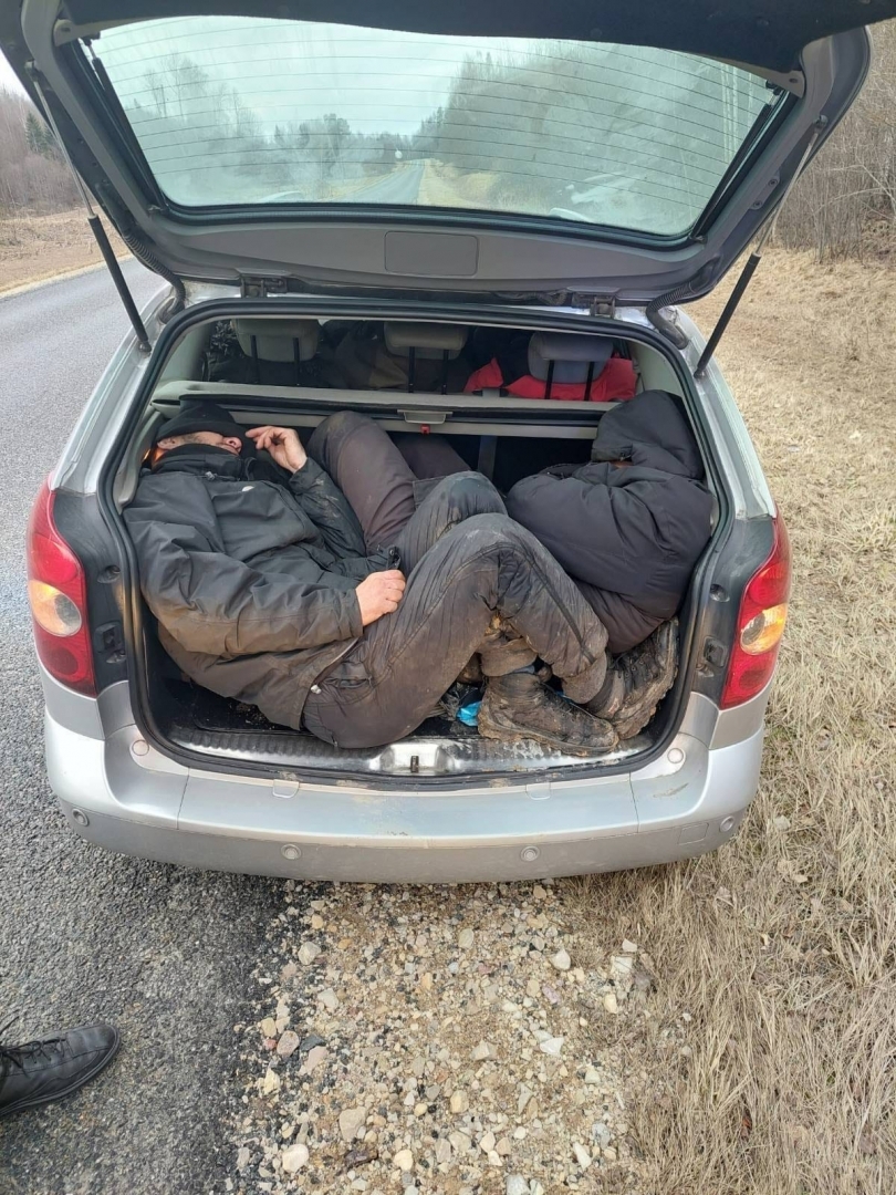 FOTO: Aizturētie migranti automašīnā