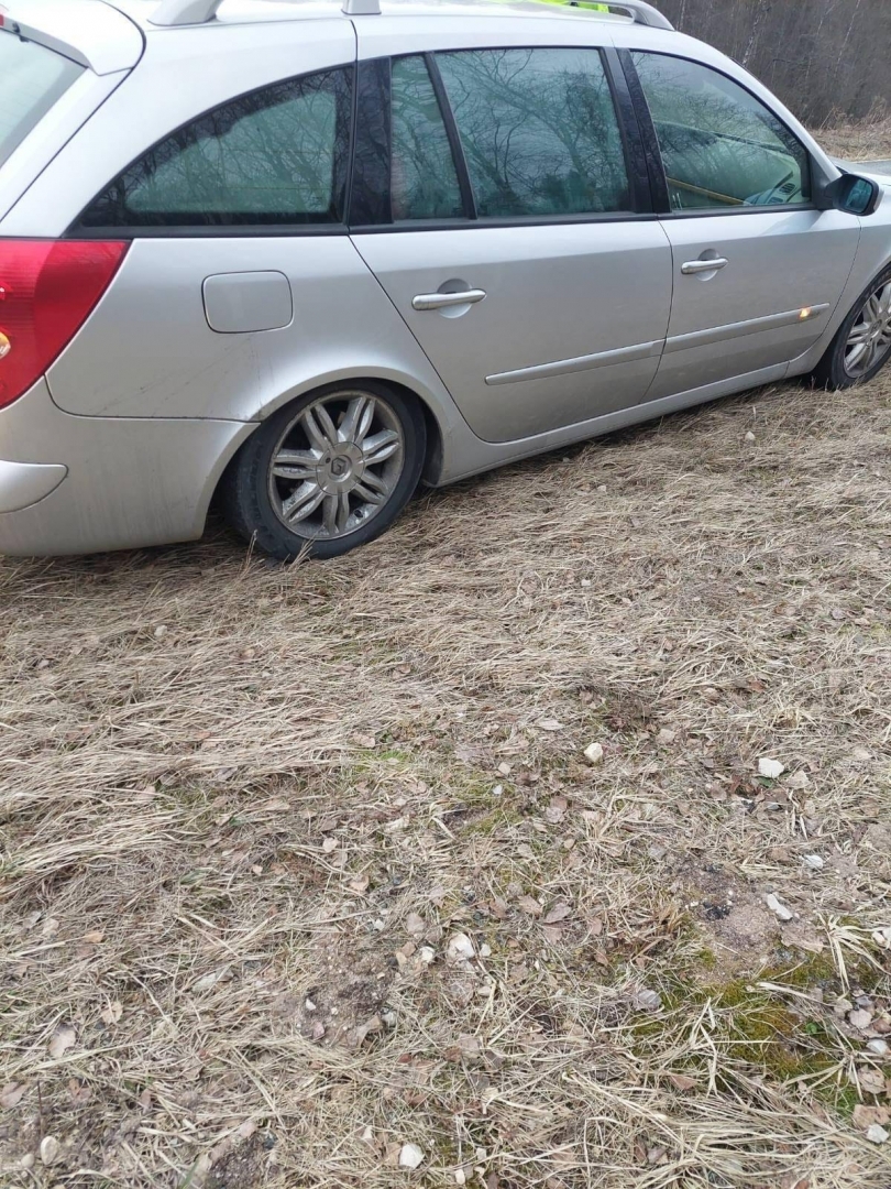 FOTO: Aizturētie migranti automašīnā