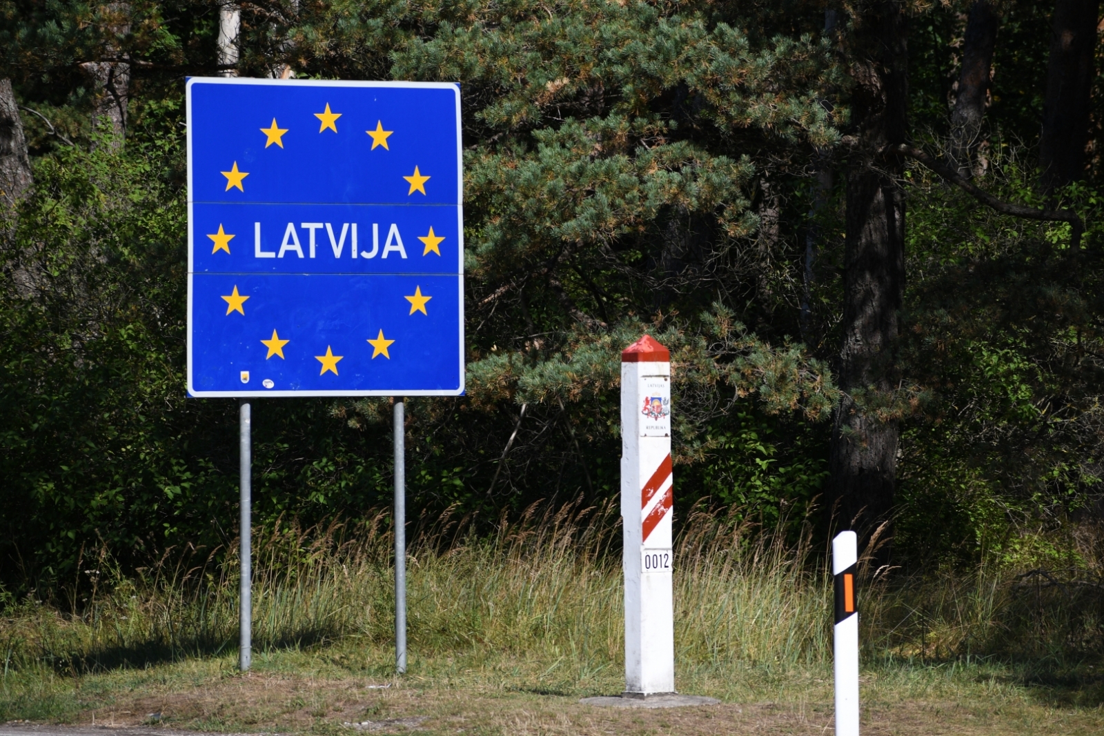 Tiek uzstādīta atjaunotā Latvijas un Lietuvas robežzīme