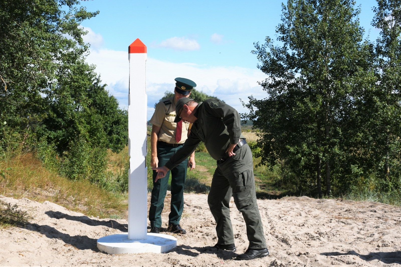 Tiek uzstādīta atjaunotā Latvijas un Lietuvas robežzīme