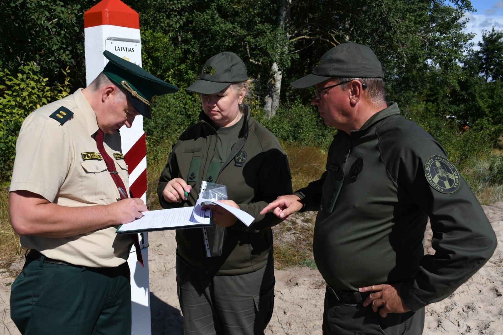 Tiek uzstādīta atjaunotā Latvijas un Lietuvas robežzīme