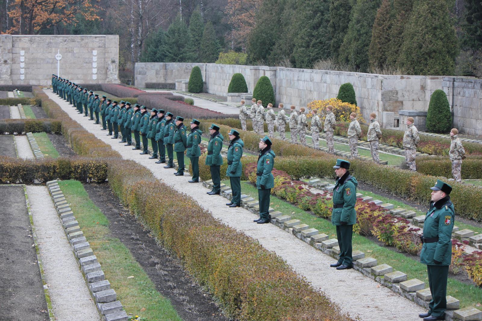 Foto: 11.novembrī, godinot Latvijas brīvības cīnītājus un karavīrus, visā Latvijā atzīmē Lāčplēša dienu.