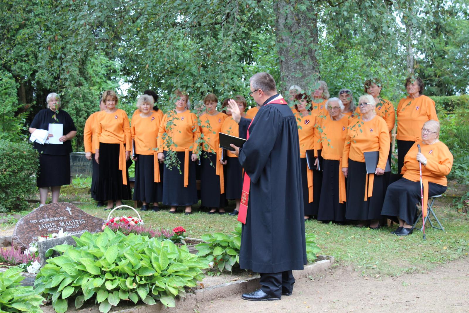 FOTO: Piemiņas pasākums Elku kapos