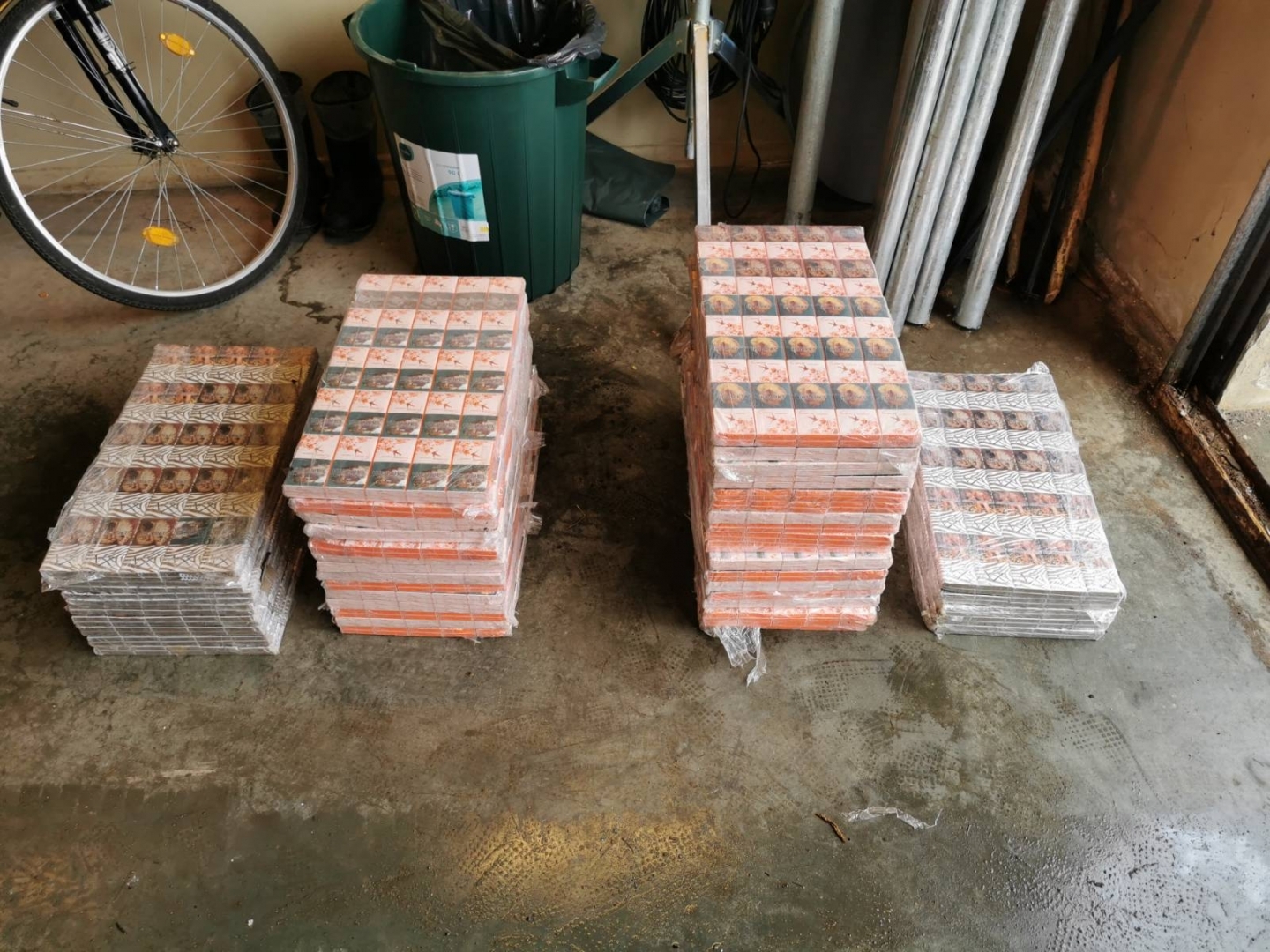 Robežsargi izņem 45 000 kontrabandas cigarešu