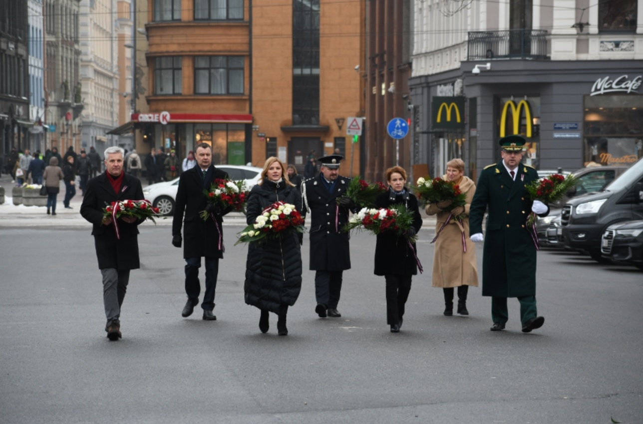 FOTO: VRS atjaunošanai veltītā ziedu nolikšanas ceremonija