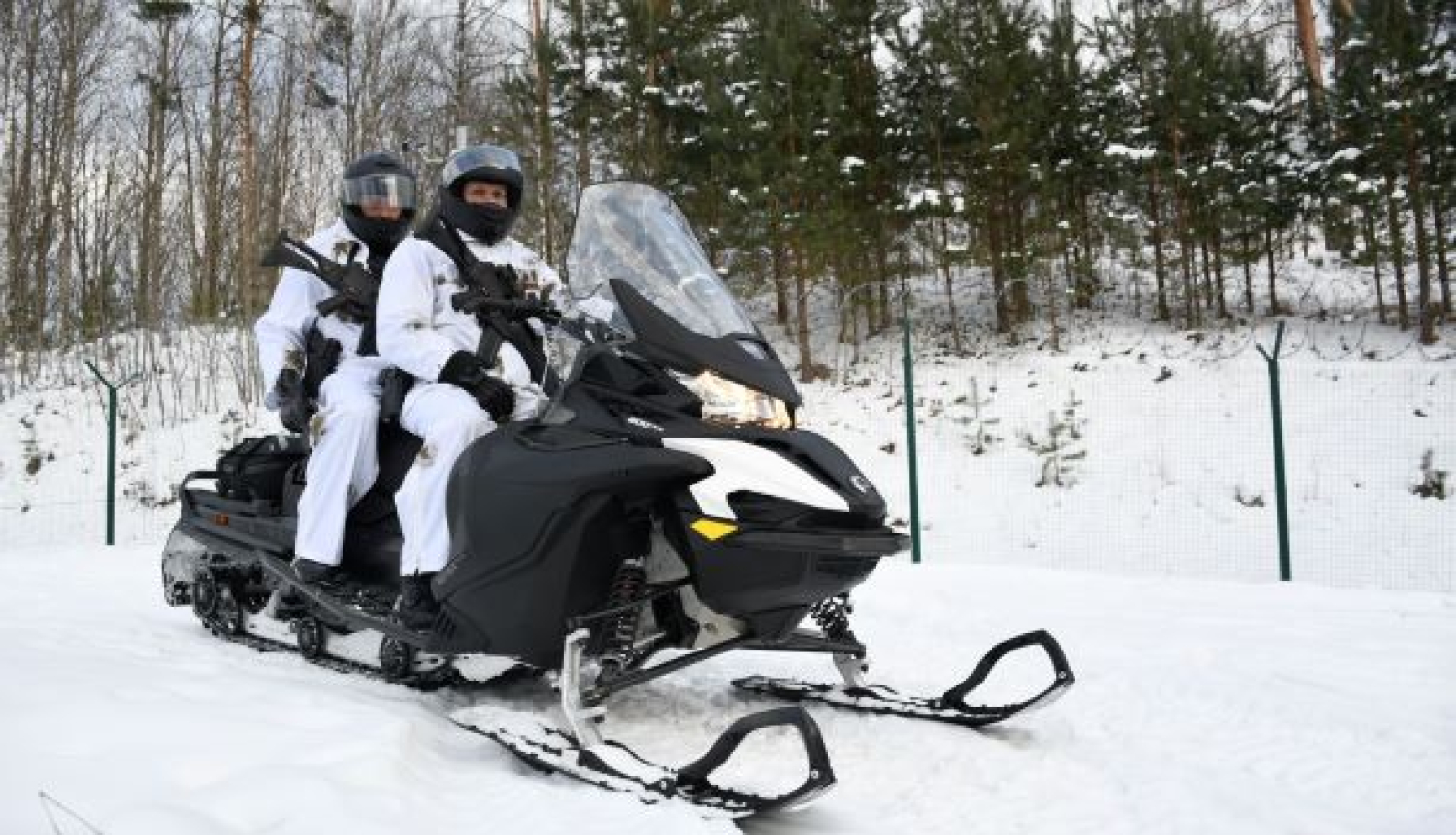 Robežsargi uz sniega motocikla