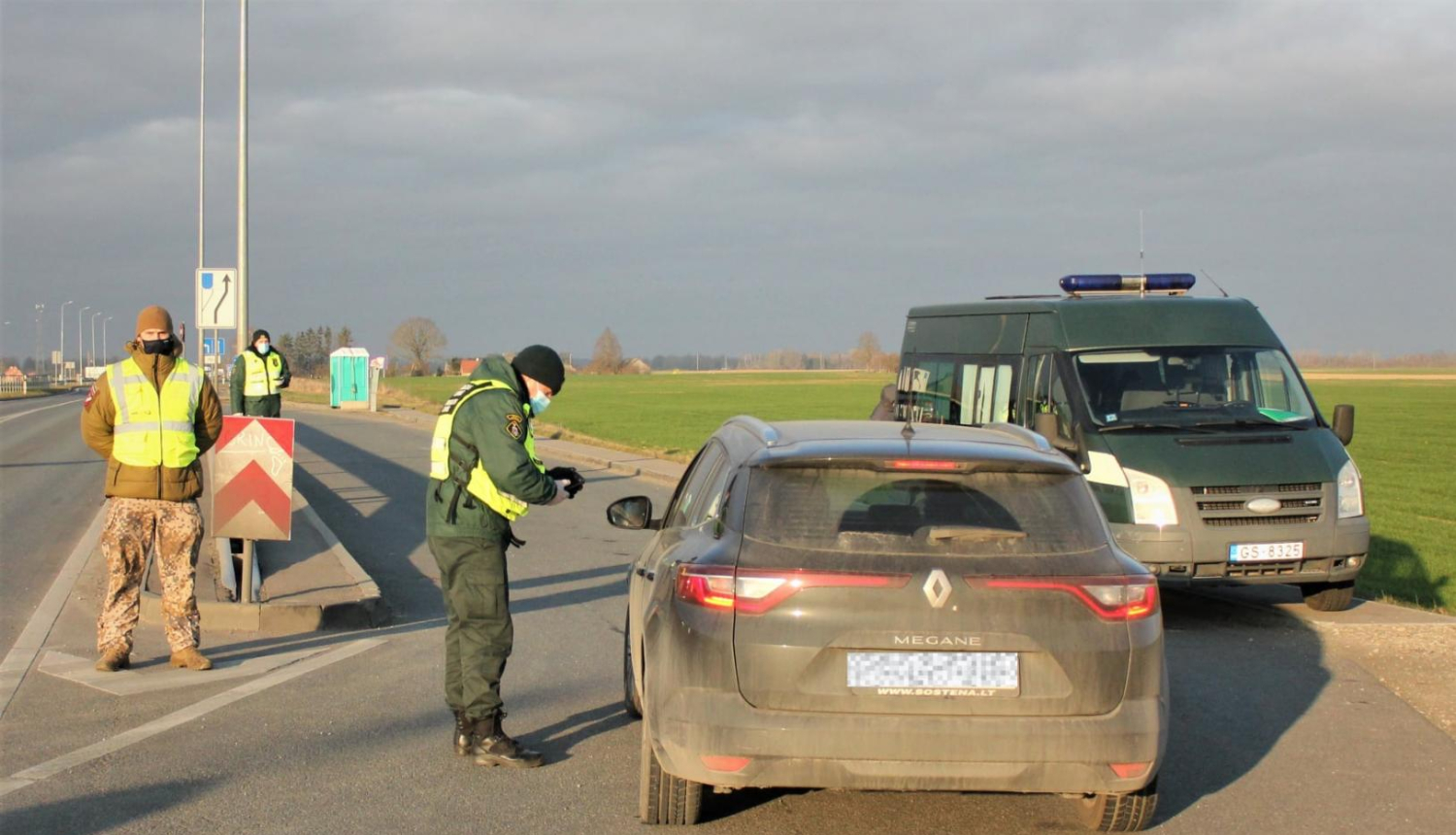 FOTO: Robežsargs pārbauda covidpass