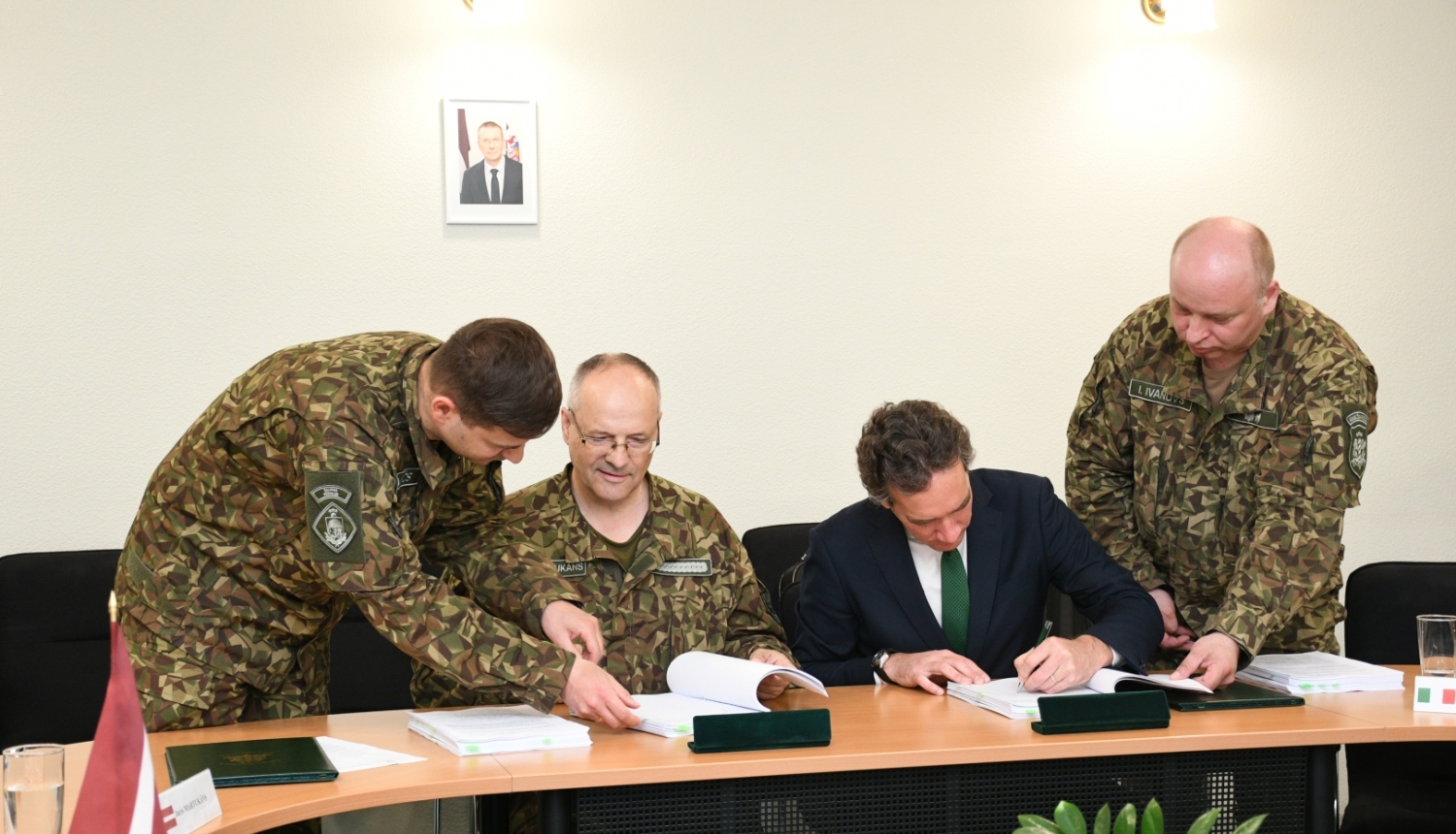 FOTO: Līguma parakstīšana