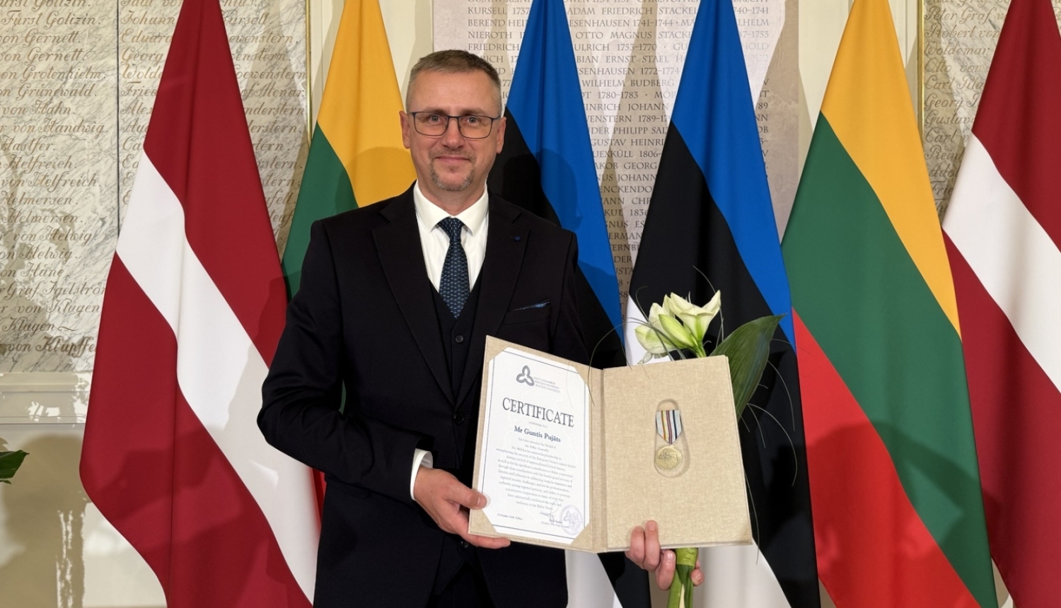 FOTO: VRS priekšnieks ar apbalvojumu