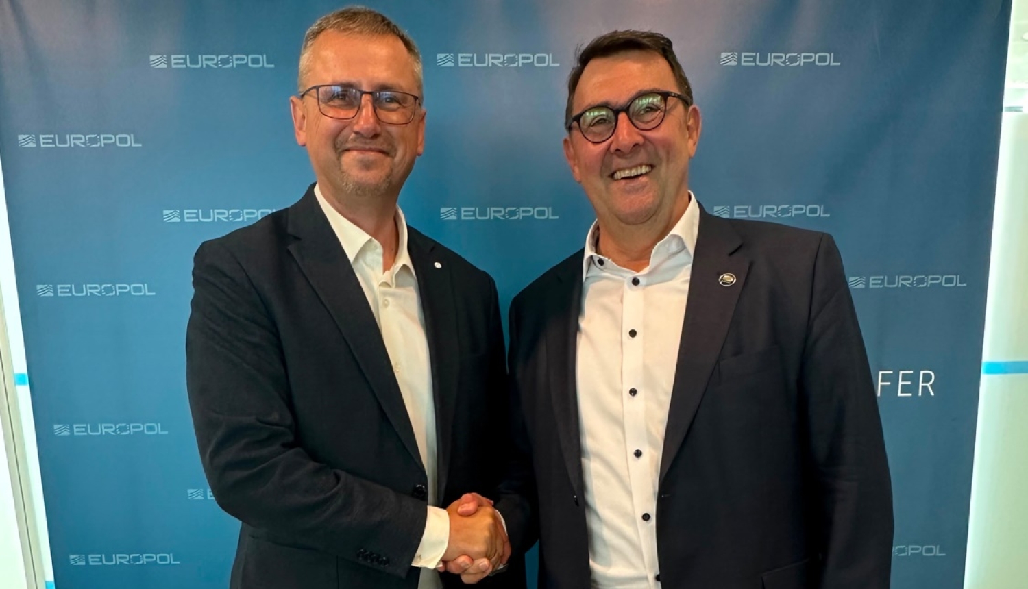 FOTO: VRS prikešnieks ar Eiropola pārstāvi