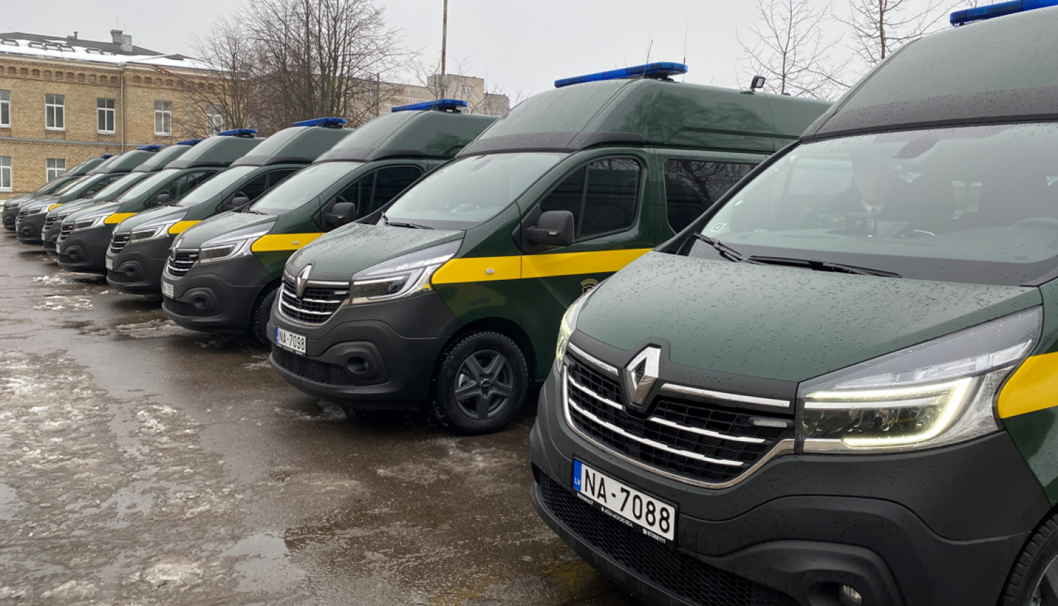 FOTO: Jaunie mikroautobusi