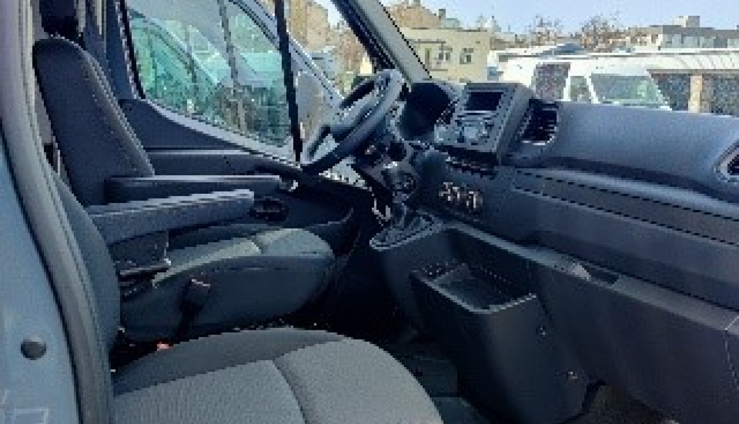 Valsts robežsardze saņēma mikroautobusus suņu pārvadāšanai
