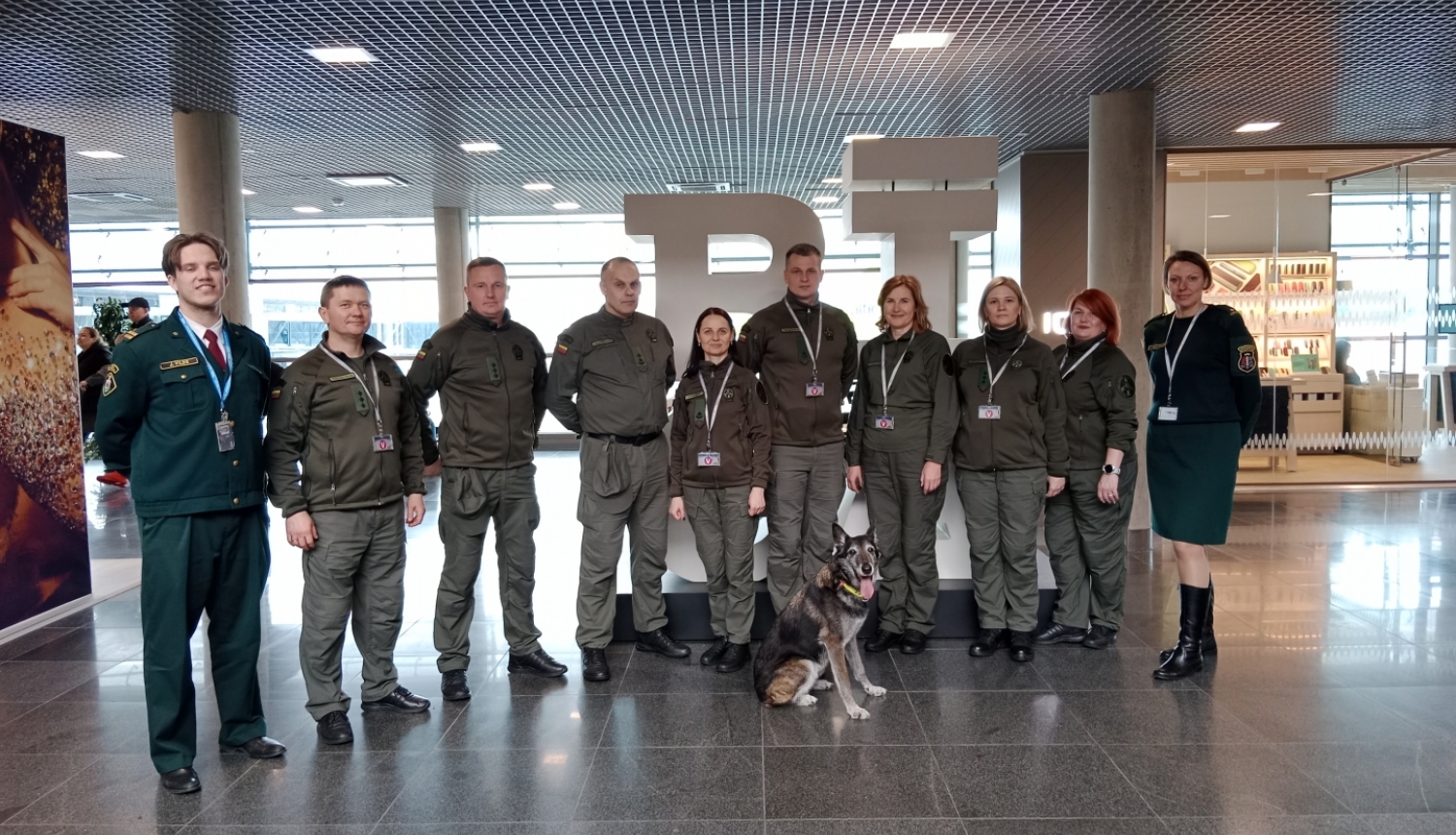 FOTO: Lietuvas kinologi Rīgas lidostā