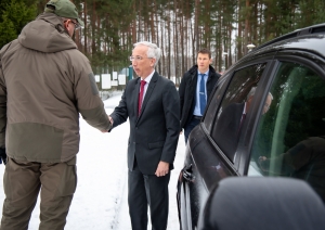 FOTO: ASV vēstnieks Latvijā uz robežas