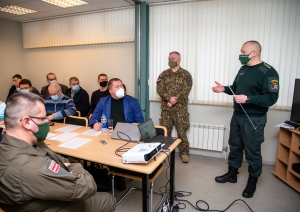 FOTO: Deputāti kopsēdē apmeklēja Latvijas-Baltkrievijas robežu