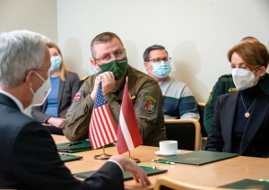 FOTO: ASV vēstnieks Latvijā uz robežas